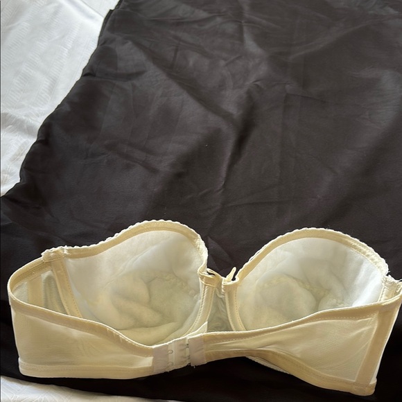 Elegant Vintage Cream Padded Strapless Bra - Picture 2 of 7